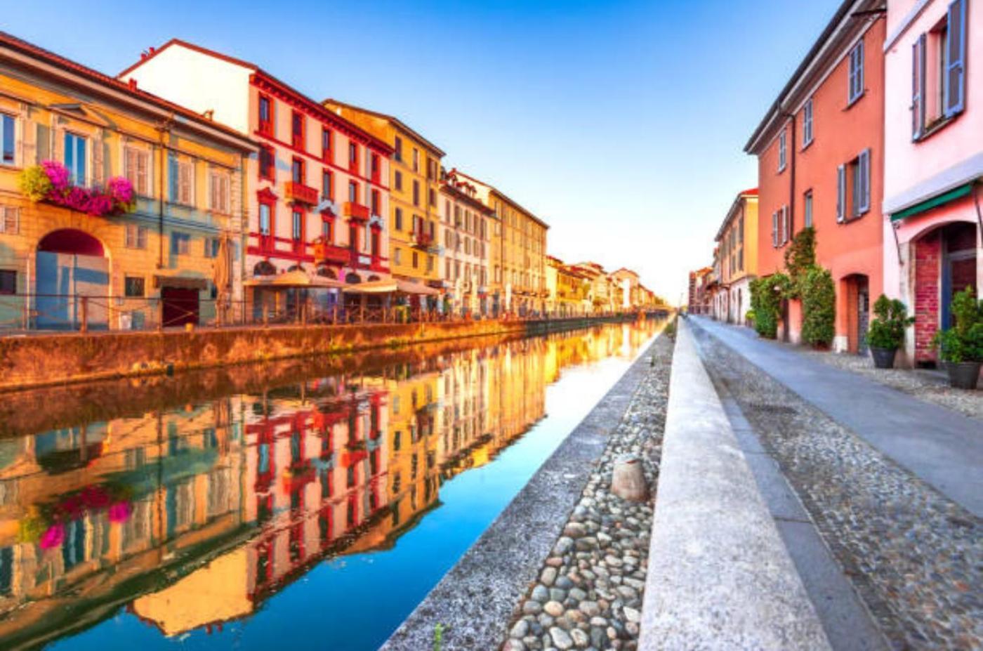 Green Oasis On Water In The Center Of Milan Bagian luar foto