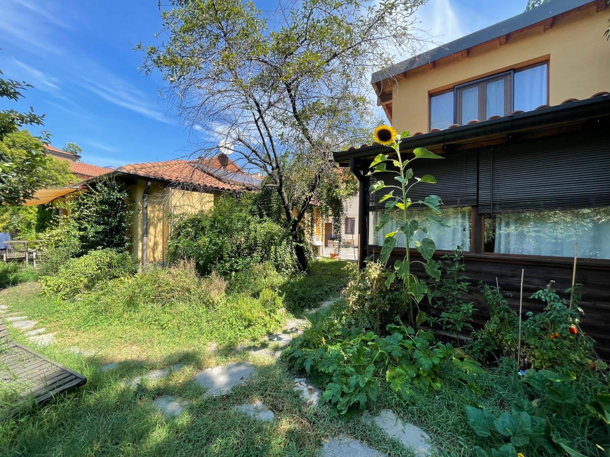 Green Oasis On Water In The Center Of Milan Bagian luar foto