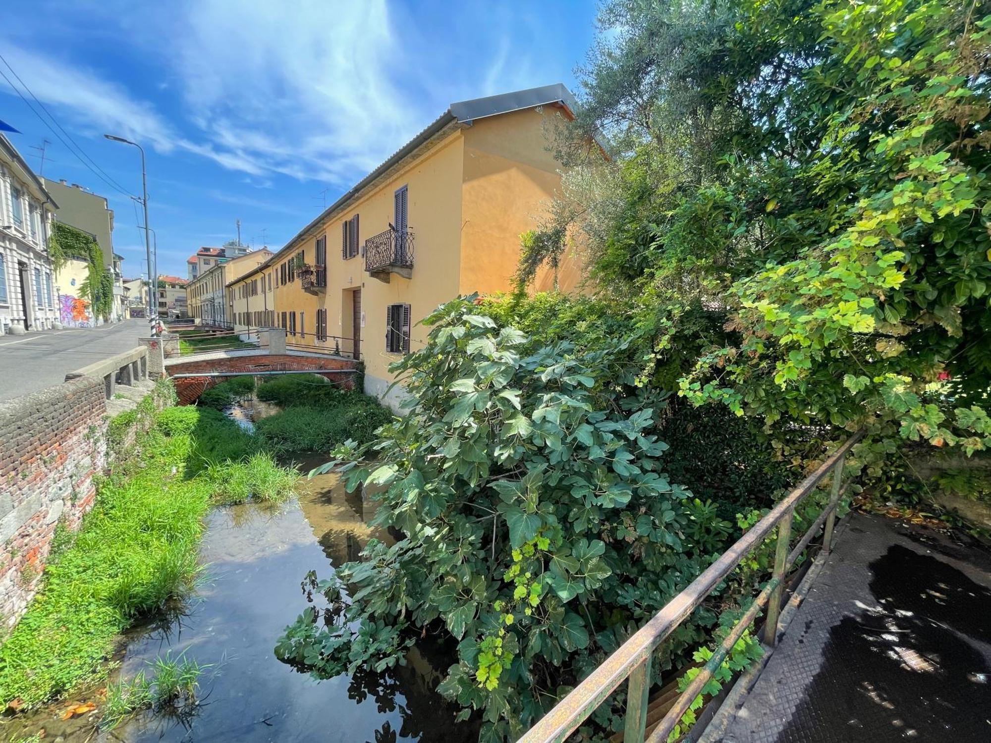 Green Oasis On Water In The Center Of Milan Bagian luar foto